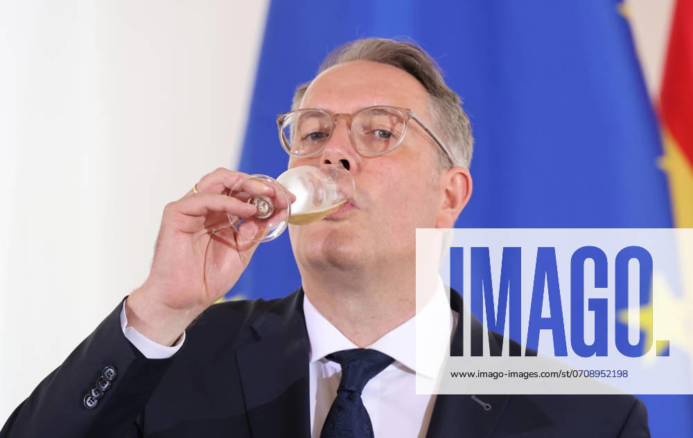 Neuwahl Ministerpraesident SPD Mainz 10.07.2024, Germany, Mainz, Rheinland-Pfalz, landtag, Staatskanzlei,Neuer Ministerpraesident Alexander Schweitzer,SPDm mit seinem Kabinett und einem Rieslingsekt aus dem Lande, Glas, Trinken, Kabinett, Mainz Rheinland Pfalz Germany
