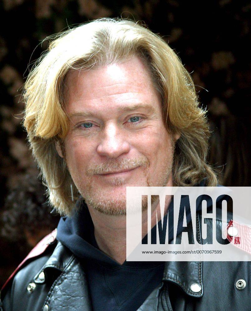Jan. 1, 2011 - New York, New York, U.S. - DARRYL HALL . EXCLUSIVE .K28957RM SD0212.LEAVING LIVE WITH REGIS AND KELLY SHOW IN NEW YORK New York. 2003 - ZUMAmk1_