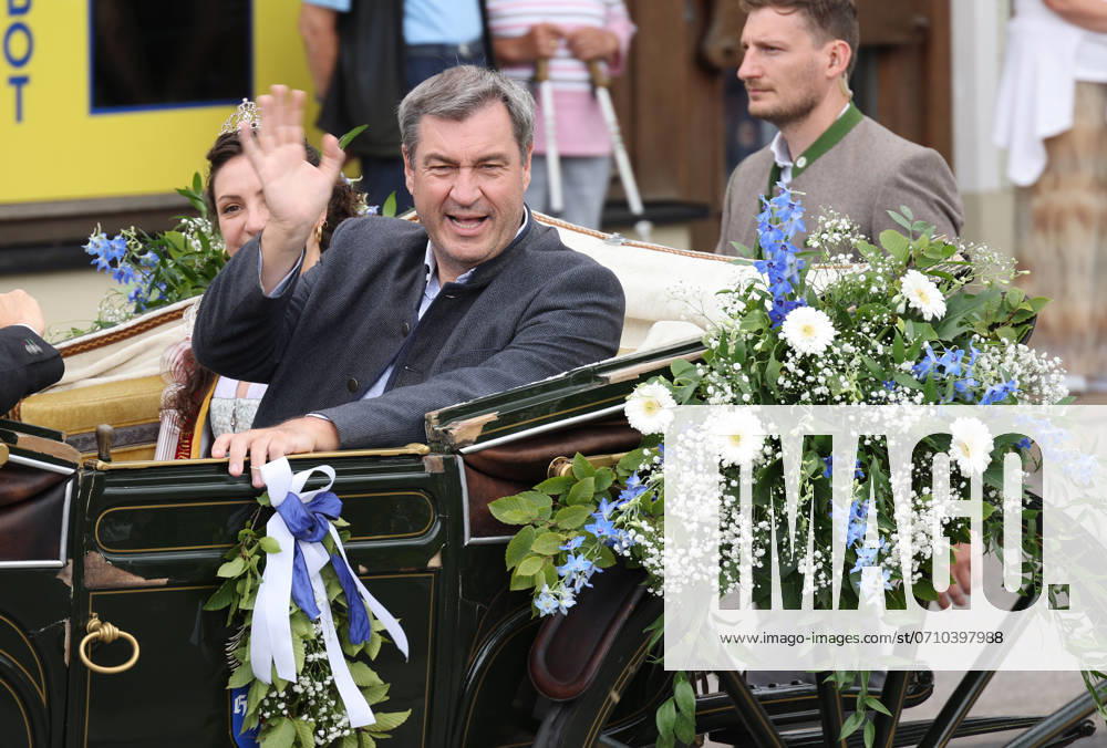 Soeder im Festzelt 13.07.2024, germany, Bayern, Zwiesel, Grenzlandfestzelt, Ministerpraesident Markus Soeder CSU mit Kutsche haelt Einzug, mit Bier, mit Hubert Aiwanger Freie Waehler und SPD Buergermeister Karl heinz Eppinger, auf dem Fest sagte Soeder, das Ehrenamt in Zwiesel hat mehr Verstand wie der gesamte Regierungsapparat in berlin Zwiesel Bayern Germany