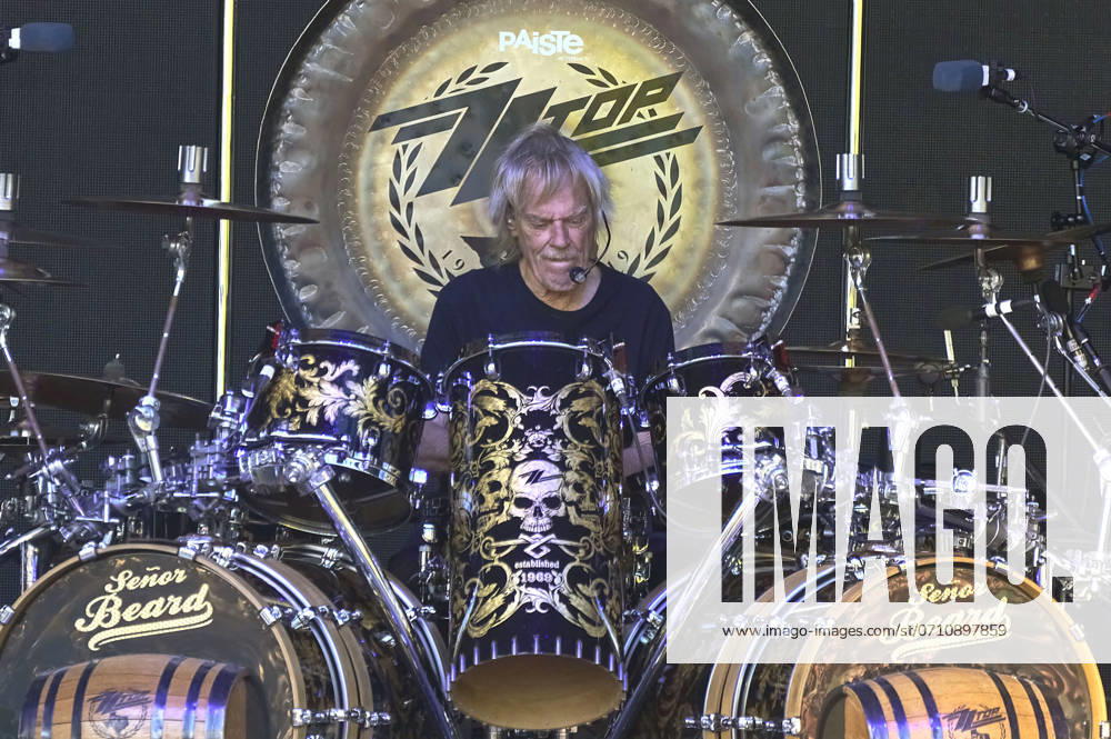 Frank Beard von ZZ Top live beim Sommerfestival 2024 unter dem Motto Beats, Bands und Beach in der Autostadt. Wolfsburg