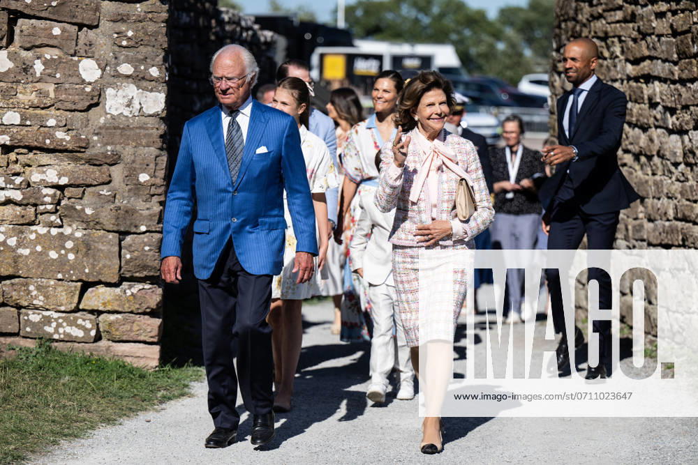 Kung Carl Gustaf och Drottning Silvia anländer till utdelningen av Victoriapriset den 14 juli 2024 i Borgholm.
