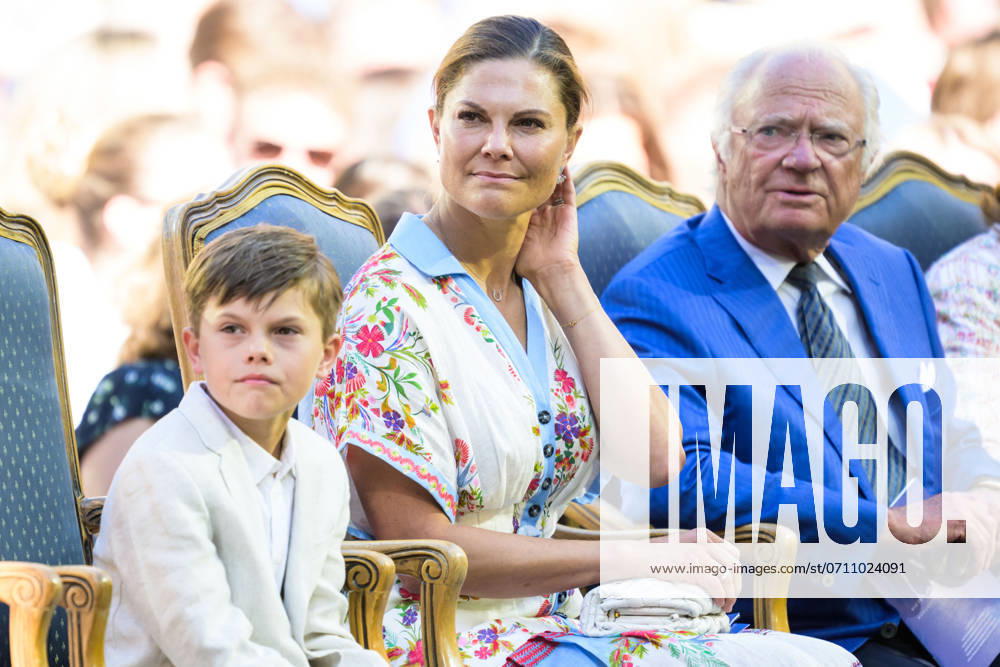 Prins Oscar, kronprinsessan Victoria och kung Carl Gustaf under utdelningen av Victoriapriset den 14 juli 2024 i Borgholm.