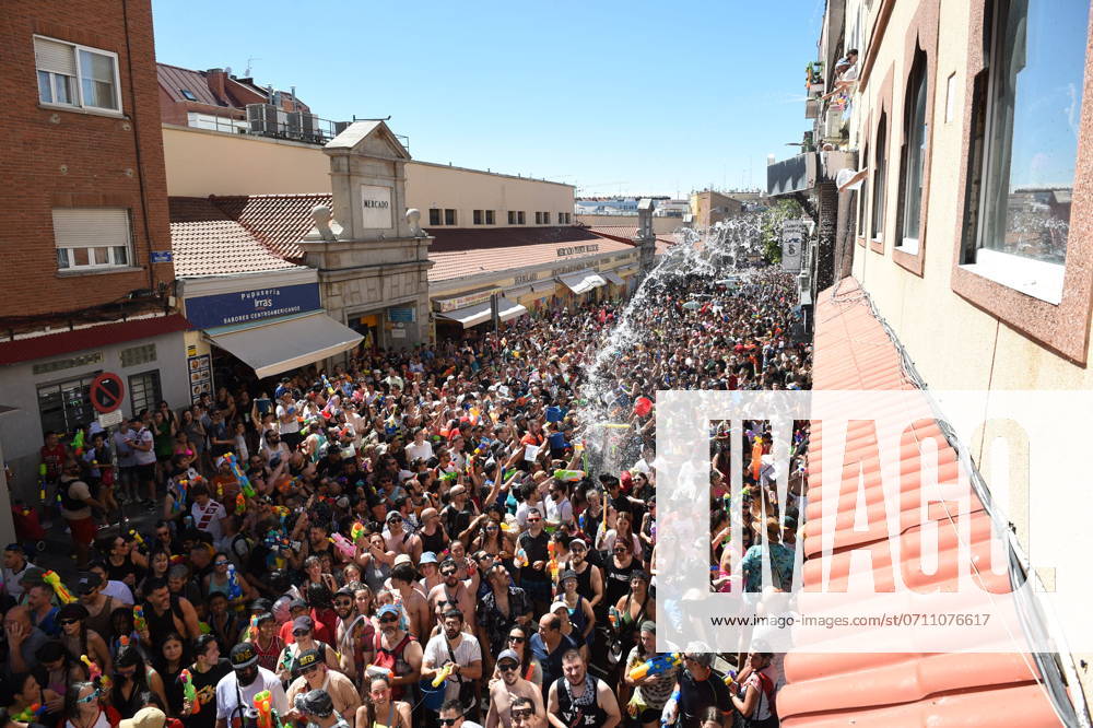 Battleship Vallecas - Madrid Thousands of people during the Batalla Naval de Vallecas, July 14, 2024, in Madrid (Spain). This celebration, which is part of the Fiestas del Carmen 2024, is a water war that emerged in 1981 and has been held every year since then. Photo by Gustavo Valiente Europa Press ABACAPRESS.COM Madrid Spain
