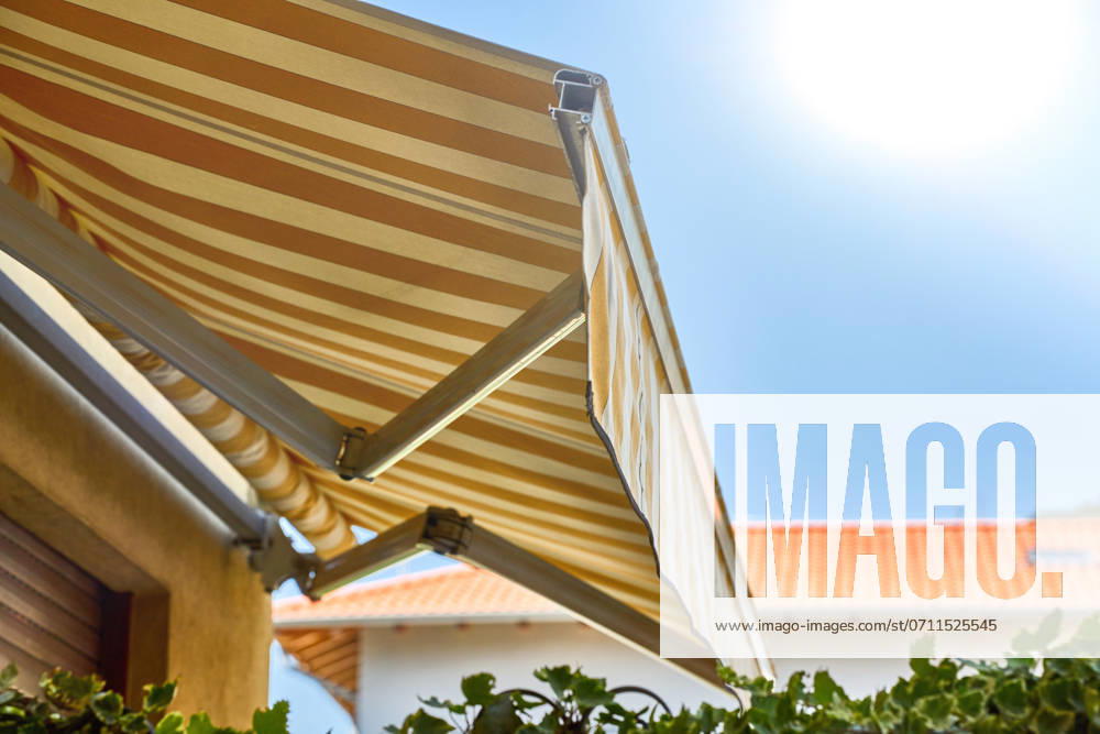 Markise an einer Ferienwohnung am Gardasee bietet optimalen Sonnenschutz und erhöht den Wohnkomfort im Außenbereich. Markise sorgt für angenehmen Schatten und ein gemütliches Ambiente auf der Terrasse in Italien