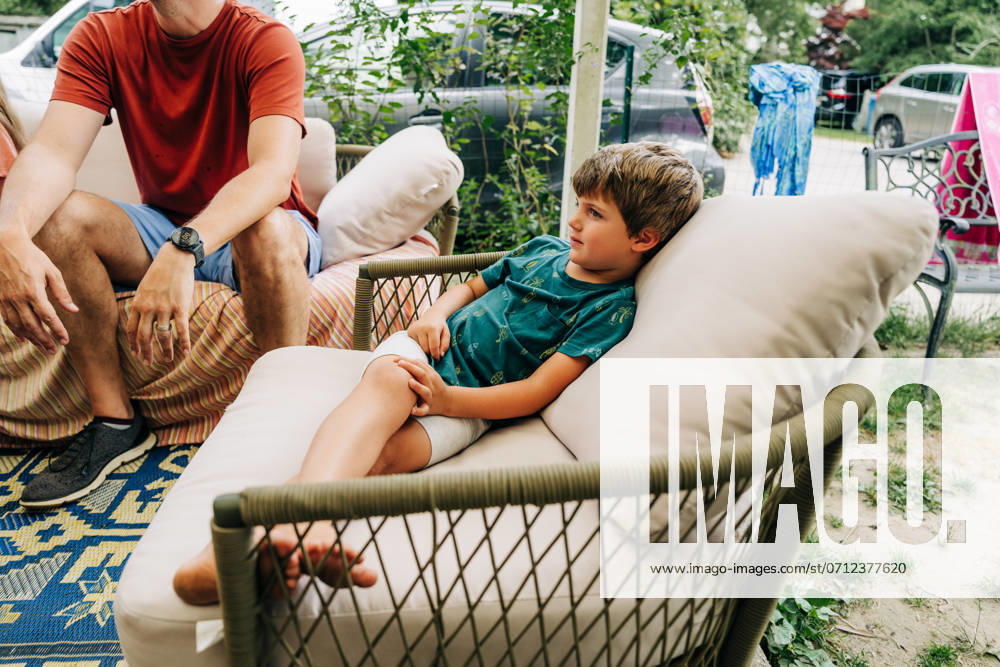 IMAGO Creative, Sommer, Sommertage im Garten Father and son relaxing on the patio, enjoying a summer day. Falmouth, Massachusetts, United States R_FKNH240712-1484016-01 ,model released, Symbolfoto