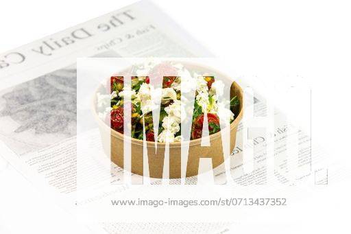 IMAGO Creative, Food, Trend, Meal Prep A healthy salad with roasted tomatoes and feta cheese in a brown paper bowl 25056783 RECORD DATE NOT STATED