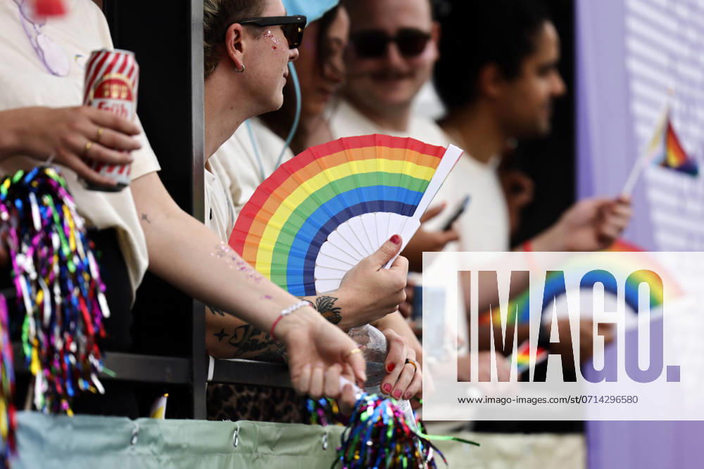 Teilnehmer des Umzugs mit Regenbogenfarben zu sehen bei der CSD-Parade im Rahmen des Cologne Pride 2024. Köln, 21.07.2024 NRW Deutschland