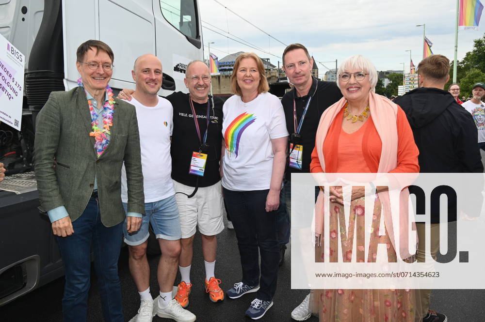Politiker Karl Lauterbach (SPD), Bundesgesundheitsminister, Sven Lehmann, Beauftragter der Bundesregierung für die Akzeptanz sexueller und geschlechtlicher Vielfalt, Hugo Winkels, Cologne Pride, Bärbel Bas, Präsidentin Bundestag, Uwe Weiler, Colognepride und Politikerin Claudia Roth, l-r, als Teilnehmer des Christopher Street Day (CSD) in Köln. An der Parade mit dem diesjährigen Motto Für Menschenrechte – Viele. Gemeinsam. Stark! ! nahmen über 200 Gruppen von Lesben und Schwulen teil. Sie demonstrierten für mehr gesellschaftliche Akzeptanz und die rechtliche Gleichstellung von Schwulen, Lesben, Transgender und Bisexueller.