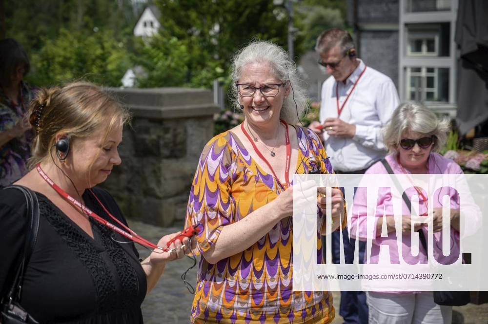 Auf den Spuren jüdischen Lebens am Sonntag, den 21. Juli 2024, in Velbert-Langenberg. Die Leitung der Stadtführung hatte Christine Hartung (mitte) von der Begegnungsstätte Alte Synagoge Wuppertal. Deutschland NRW Velbert