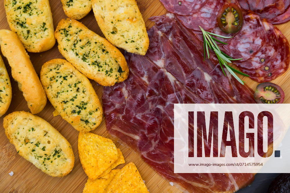 IMAGO Creative, Food, Tapas Plate with spanish jamon ham and chorizo tapas, picnic table top view. Table with spanish tapas ,model released, Symbolfoto