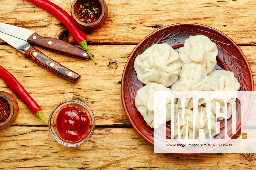 IMAGO Creative, Food, Dumplings Georgian dumplings khinkali with greens and tomato sauce.Georgian cuisine. Khinkali or georgian dumpling ,model released, Symbolfoto