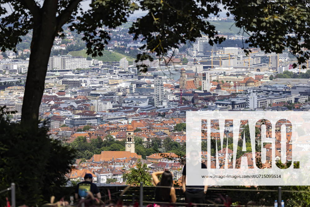 Stadtansicht Stuttgart. Ausblick auf die Innenstadt mit den zentralen Sehenswürdigkeiten wie Stiftskirche, Rathausturm Schlossplatz und Neues Schloss. 19.07.2024: Stuttgart, Baden-Württemberg, Deutschland,