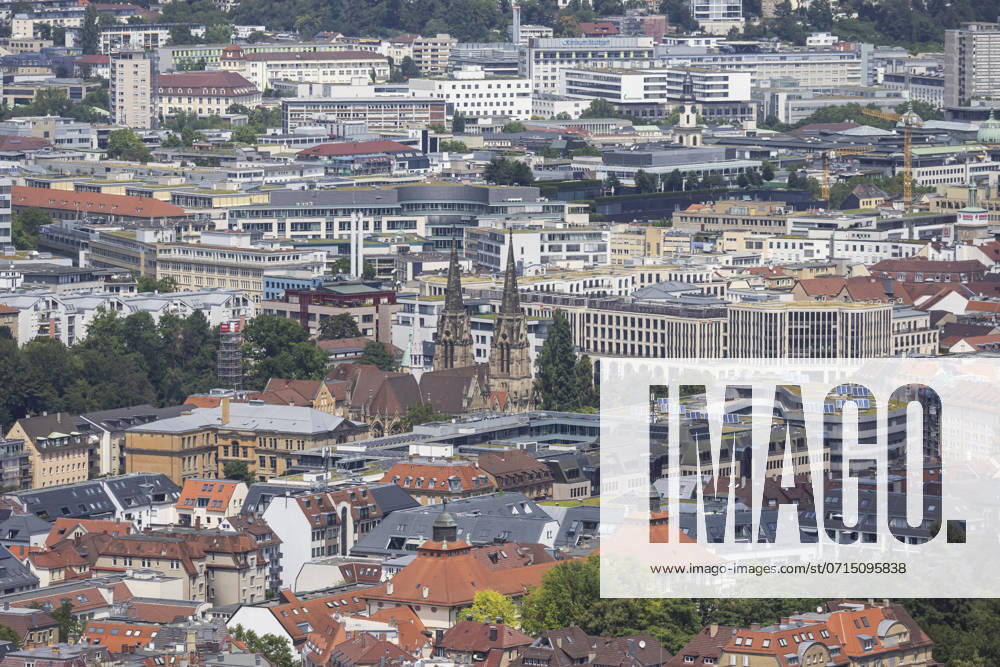 Stadtansicht Stuttgart. Ausblick auf die Innenstadt mit den zentralen Sehenswürdigkeiten wie Stiftskirche, Rathausturm Schlossplatz und Neues Schloss. 19.07.2024: Stuttgart, Baden-Württemberg, Deutschland,
