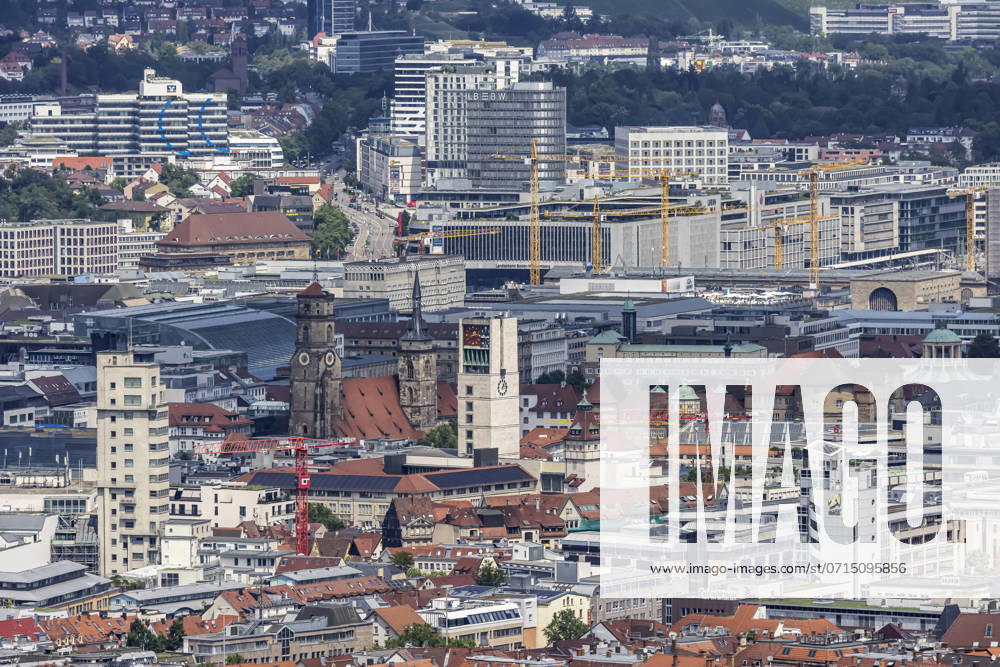 Stadtansicht Stuttgart. Ausblick auf die Innenstadt mit den zentralen Sehenswürdigkeiten wie Stiftskirche, Rathausturm Schlossplatz und Neues Schloss. 19.07.2024: Stuttgart, Baden-Württemberg, Deutschland,
