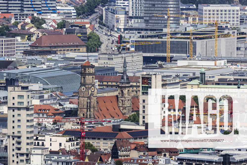 Stadtansicht Stuttgart. Ausblick auf die Innenstadt mit den zentralen Sehenswürdigkeiten wie Stiftskirche, Rathausturm Schlossplatz und Neues Schloss. 19.07.2024: Stuttgart, Baden-Württemberg, Deutschland,
