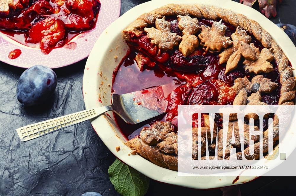 IMAGO Creative, Herbst, Food, Pflaumenkuchen Homemade delicious pie with autumn plum.Fruit summer pastries. Autumn plum cake ,model released, Symbolfoto