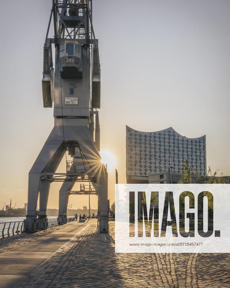 Germany, Hamburg, View from Sandkai to Elbphilharmonie at sunset, KEBF02943