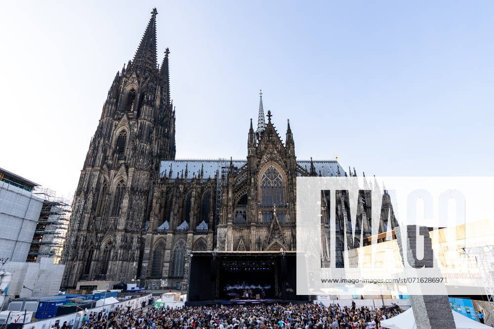 Thees Uhlmann - Weltstars auf dem Roncalliplatz - 24.07.2024 Der deutsche Musiker THEES UHLMANN beim Live Auftritt auf dem Roncalliplatz in Köln - Die Konzertreihe Weltstars auf dem Roncalliplatz findet seit 2018 vor der Kulisse des Kölner Dom statt. Eine Veranstaltung der ELHartz Promotion GmbH Köln Innenstadt Nordrhein-Westfalen Deutschland