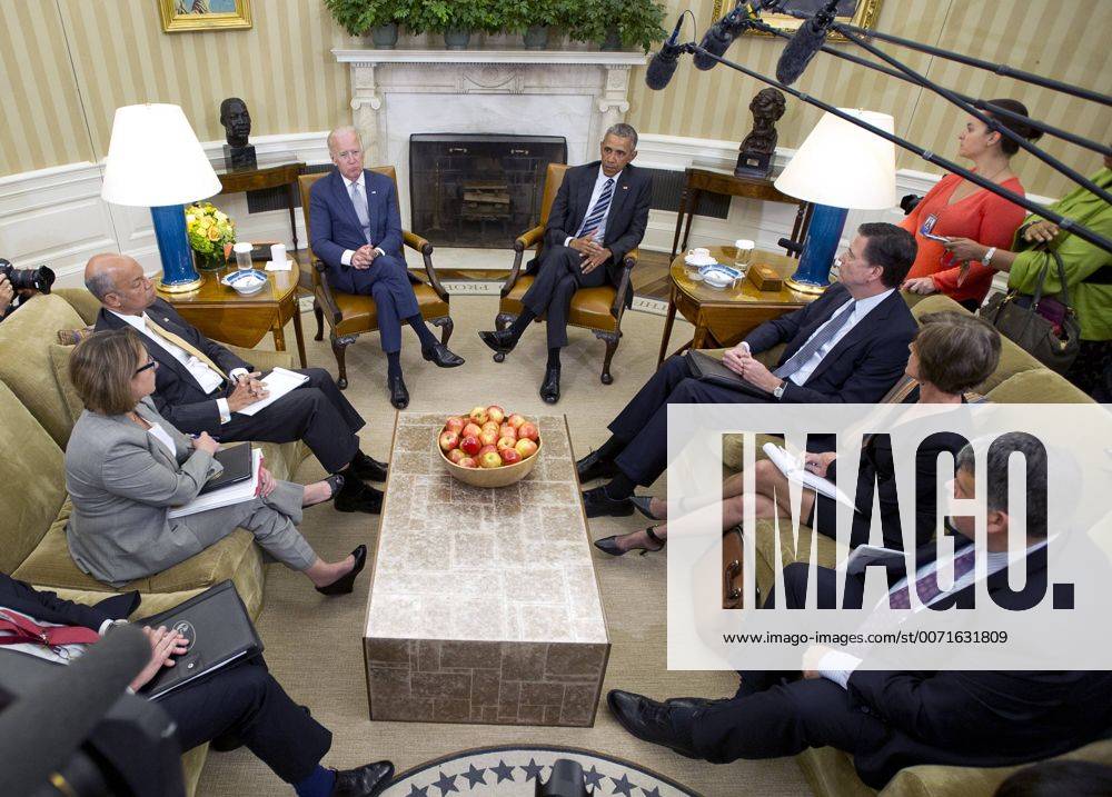 Orlando: Tote bei Schießerei in Nachtclub - Barack Obama erhält Update June 13, 2016 - Washington, District of Columbia, United States of America - United States President Barcak Obama and US Vice President receive an update on the investigation into the attack in Orlando, Florida from (left to right) Assistant to the President for Homeland Security and Counterterrorism and Deputy National Security Advisor Lisa Monaco, US Secretary for Homeland Security Jeh Johnson, VP Biden, President Obama, Federal Bureau of Investigation (FBI) Director James Comey, Deputy Attorney General Sally Q. Yates, and National Counterterrorism Center (NCTC) Director Nicholas J. Rasmussen in the Oval Office of the White House in Washington, DC on Monday, June 13, 2016. .Credit: Washington United States of America - ZUMAs152