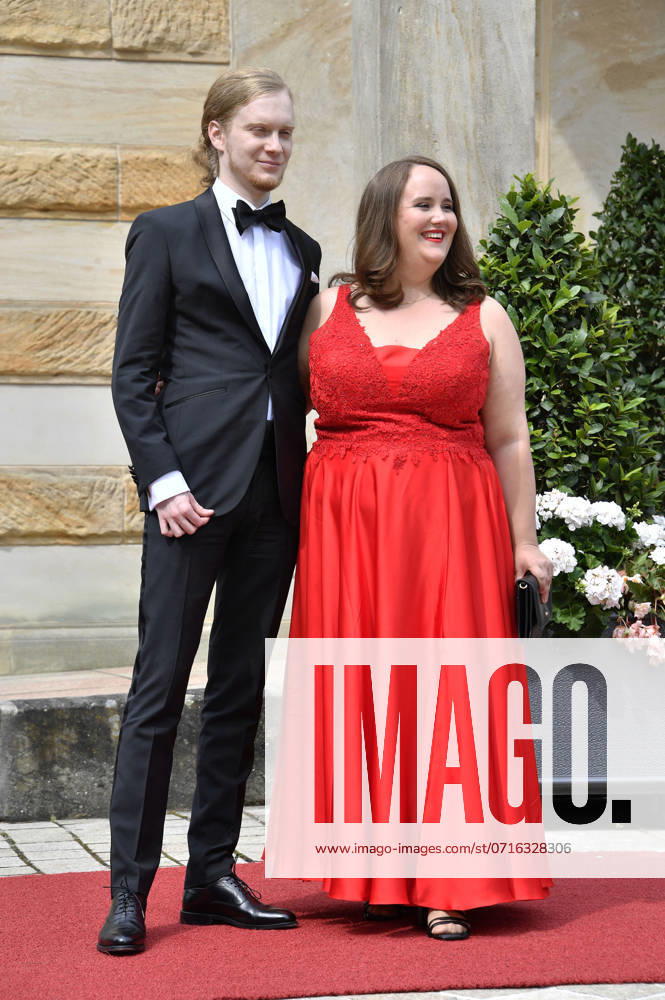 Ricarda Lang mit Partner Florian Wilsch bei der Eröffnung der Richard-Wagner-Festspiele 2024 mit der Premiere von Richard Wagners Tristan und Isolde im Bayreuther Festspielhaus. Bayreuth