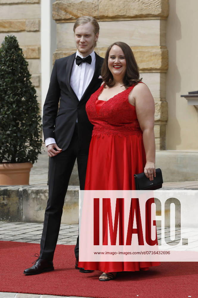 Ricarda Lang mit Partner Florian Wilsch bei der Eröffnung der 112. Richard-Wagner-Festspiele 2024 mit der Neuinszenierung von Tristan und Isolde im Bayreuther Festspielhaus. Bayreuth