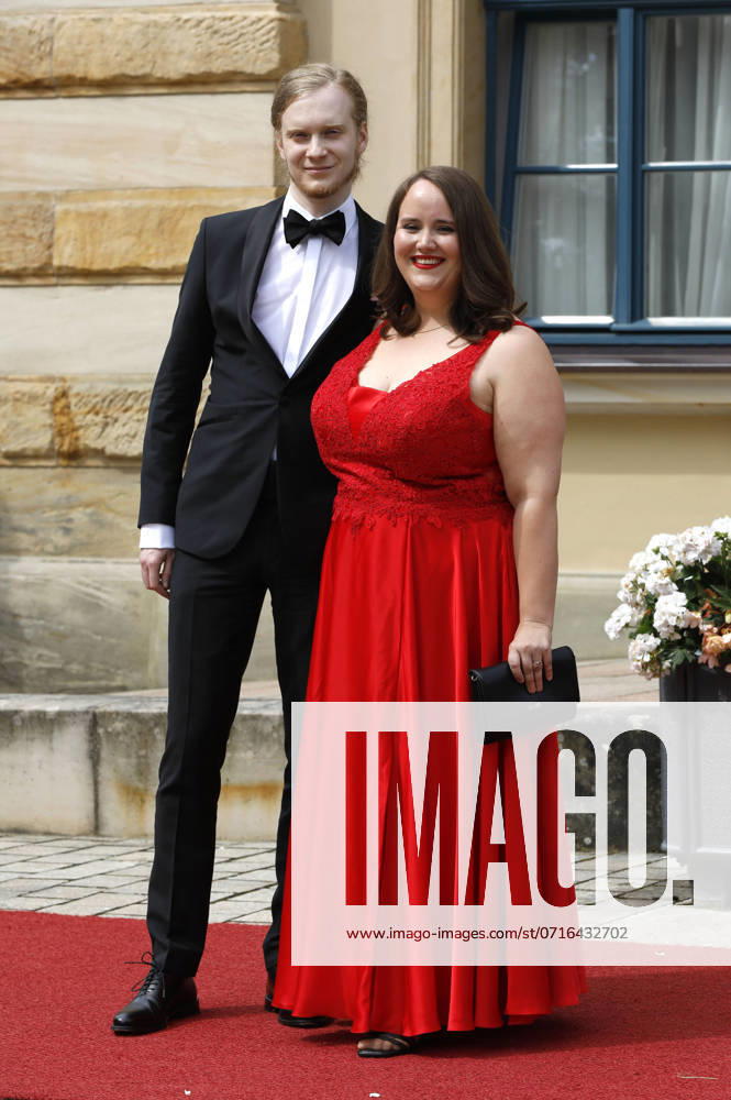 Ricarda Lang mit Partner Florian Wilsch bei der Eröffnung der 112. Richard-Wagner-Festspiele 2024 mit der Neuinszenierung von Tristan und Isolde im Bayreuther Festspielhaus. Bayreuth