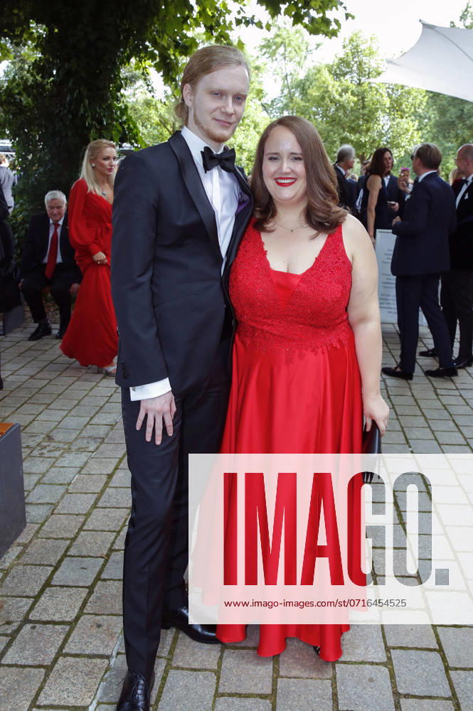 Ricarda Lang mit Partner Florian Wilsch bei der Eröffnung der 112. Richard-Wagner-Festspiele 2024 mit der Neuinszenierung von Tristan und Isolde im Bayreuther Festspielhaus. Bayreuth