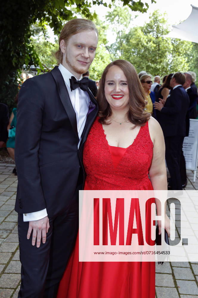 Ricarda Lang mit Partner Florian Wilsch bei der Eröffnung der 112. Richard-Wagner-Festspiele 2024 mit der Neuinszenierung von Tristan und Isolde im Bayreuther Festspielhaus. Bayreuth