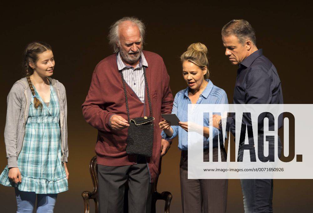 Schauspieler Achim Wolff als Amandus Rosenbach, Karsten Speck als Niko Rosenbach, Astrid Kohrs als Sarah Rosenbach, Nastassja Revvo als Tilda Rosenbach, am 14.06.2016 bei der Fotoprobe zum Theaterstueck HONIG IM KOPF nach dem gleichnamigen Film, Berliner Schlosspark Theater, Premiere 18.06.2016 Honig im Kopf - Berlin