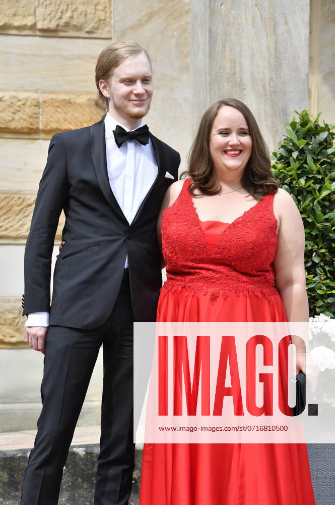 Ricarda Lang mit Partner Florian Wilsch bei der Eröffnung der 112. Richard-Wagner-Festspiele 2024 mit der Neuinszenierung von Tristan und Isolde im Bayreuther Festspielhaus. Bayreuth