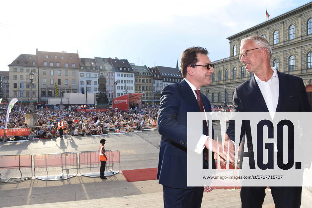 Serge Dorny Staatsintendant Bernd Doepke BMW Niederlassungsleiter-Zuschauer Muenchen 27.07.2024 Max joseph Platz Natonaltheater -Tosca-Oper fuer Alle Muenchen