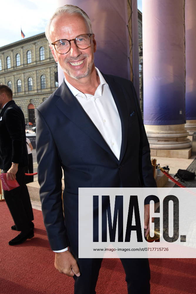 Bernd Doepke BMW Niederlassungsleiter Muenchen 27.07.2024 Max joseph Platz Natonaltheater -Tosca-Oper fuer Alle Muenchen