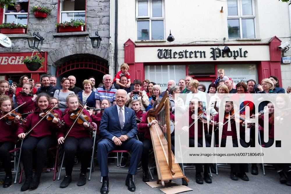 Castlebar, Mayo, Ireland - U.S. Vice President Joe Biden poses with members of the local traditional band, Rolling Wave during a visit to his ancestral home June 22, 2016 in Castlebar, County Mayo, Ireland. Castlebar Ireland - ZUMAp138