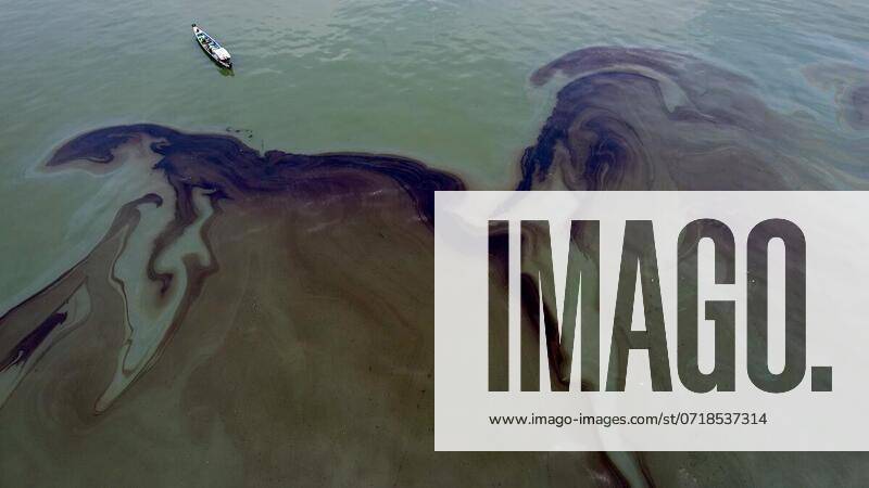 Tanker carrying 1.4 MILLION litres of oil capsizes in ocean Story from Jam Press (Oil Spill) Pictured: Video grab of the tanker that capsized with 1.4 million litres of oil into the ocean. Tanker carrying 1.4 MILLION litres of oil capsizes in ocean A giant tanker has capsized - spilling tones of thick oil into the ocean. The MT Terranova was carrying 1.4 million litres of industrial oil. The boat left Bulacan, in the Philippines, on Sunday (28 July) to make its way across the Pacific Ocean. But not long after setting sail, it capsized in the waters of Hagonoy, as reported by What s The Jam. A thick layer of oil was sent billowing out across the waters surface. It is now approximately 4km from the coastline, threatening both anim