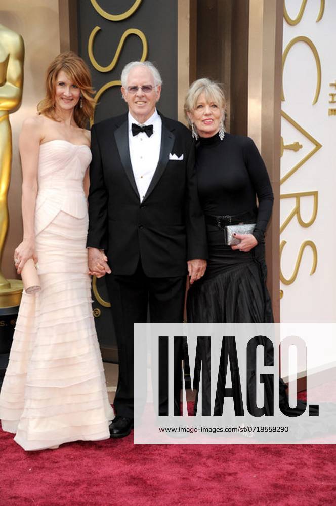40302192. Los Ãngeles.- Los actores, Laura Dern, Bruce Dern y Andrea Beckett, durante la alfombra roja de la edicion 86 de los Premios de la Academia, en el Teatro Dolby, de Los Ãngeles. NOTIMEX FOTO ACADEMIA COR ACE OSCAR14 LOS ÃGELES CALIFORNIA ESTADOS UNIDOS