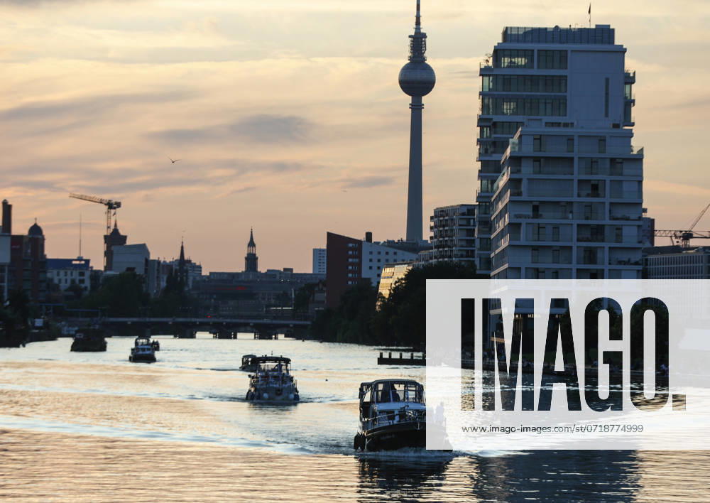 Berlin Boote fahren zum Sonnenuntergang auf der Spree, Berlin, 30.07.2024 Berlin Berlin Deutschland