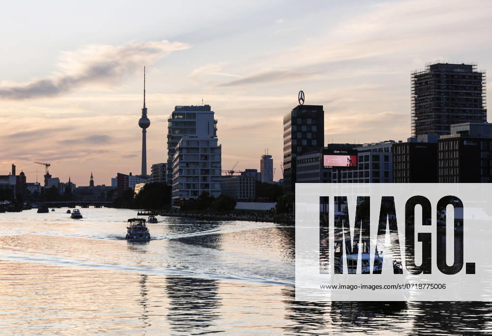 Berlin Boote fahren zum Sonnenuntergang auf der Spree, Berlin, 30.07.2024 Berlin Berlin Deutschland