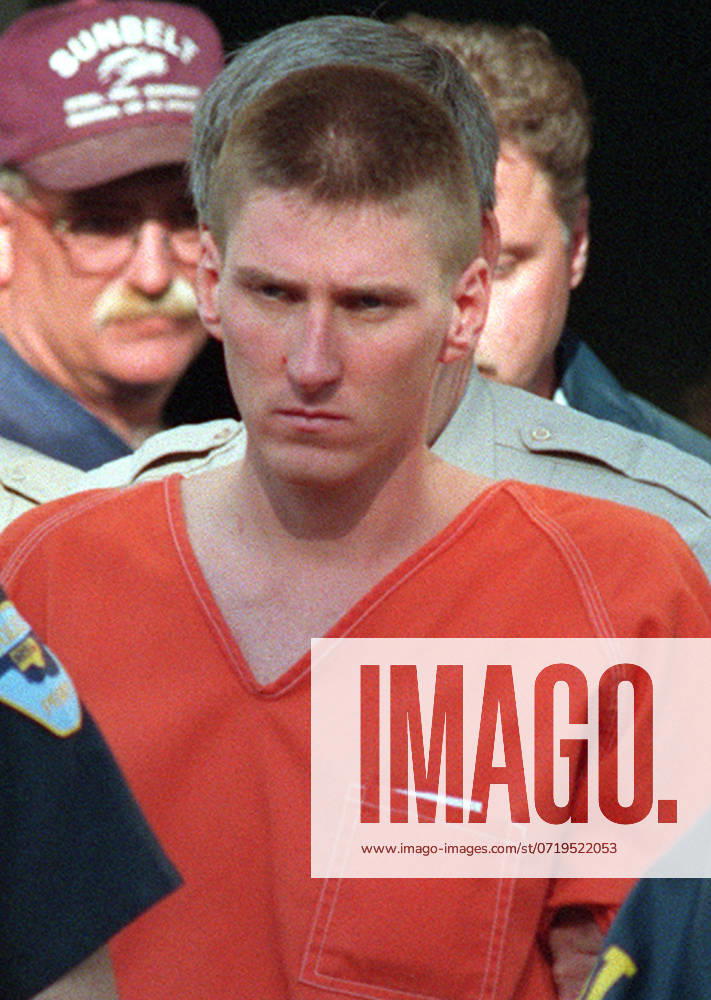 Apr 20, 1995 - Perry, Oklahoma, U.S. - Timothy McVeigh is escorted out of Perry courthouse and is en route back to Oklahoma City Jail, where he is suspected of bombing the Federal Building. Perry U.S. - ZUMAa27_ 19950420_new_a27_552