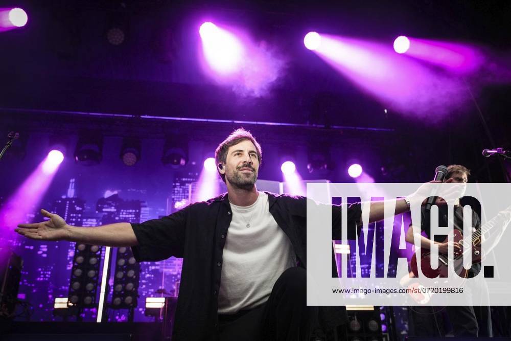 Schlagersänger Max Giesinger bei einem Auftritt im Stadtpark Meiderich in Duisburg am Samstag, 3. August 2024. Der Künstler ist ein Vertreter des deutschen Betroffenheitspop und findet damit sehr viel Anklang in Duisburg. Veranstalter Guido Jansen hat für ihn eine Gesangsanlage für 1,4 Millionen Euro aufgefahren. Duisburg NRW Duisburg
