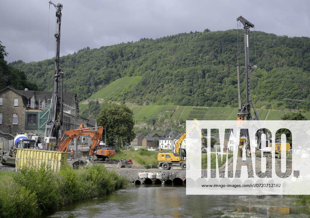 DEU , DEUTSCHLAND : Nach der Flutkatastrophe Unwetterkatastrophe im Ahrtal im Juli 2021 baut die Bahn AG die Ahrtalbahn neu , hier in Dernau , 17.07.2024 DEU , GERMANY : After the flood disaster in the Ahr valley in July 2021 the Deutsche Bahn AG is rebuilding the destroyed Ahr valley train line , here in Dernau