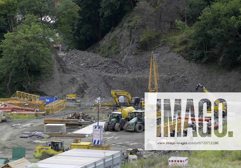 DEU , DEUTSCHLAND : Nach der Flutkatastrophe Unwetterkatastrophe im Ahrtal im Juli 2021 baut die Bahn AG die Ahrtalbahn neu , hier in Marienthal , 17.07.2024 DEU , GERMANY : After the flood disaster in the Ahr valley in July 2021 the Deutsche Bahn AG is rebuilding the destroyed Ahr valley train line , here in Marienthal