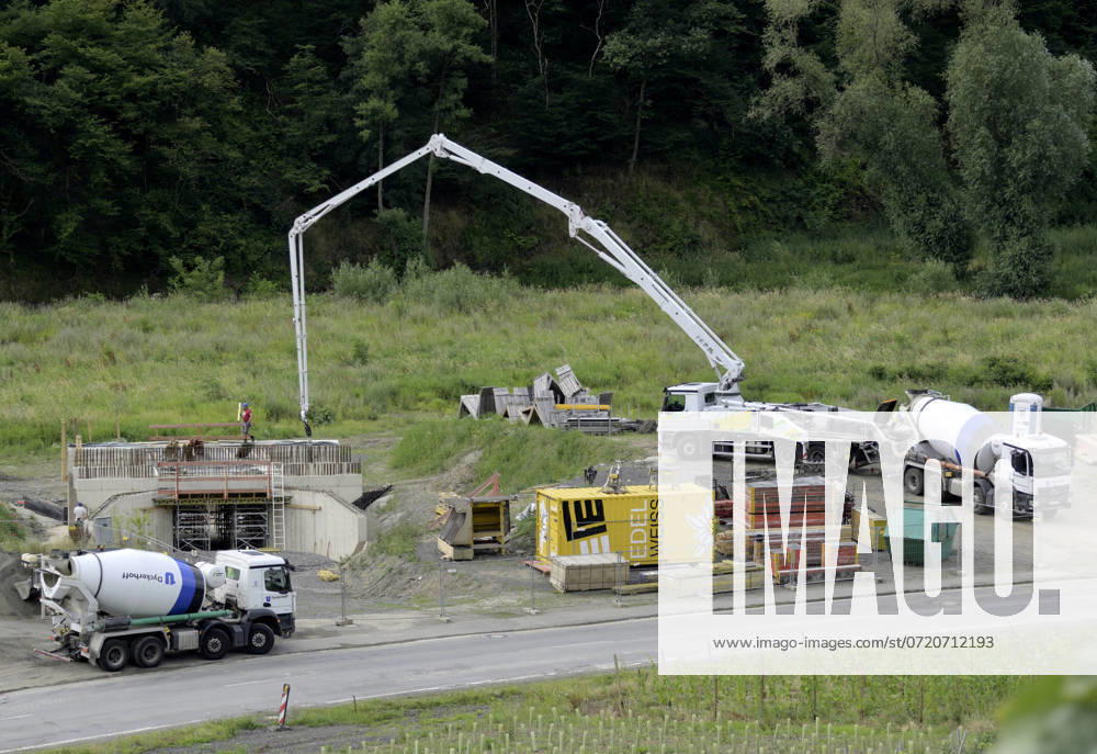 DEU , DEUTSCHLAND : Nach der Flutkatastrophe Unwetterkatastrophe im Ahrtal im Juli 2021 baut die Bahn AG die Ahrtalbahn neu , hier in Marienthal , 17.07.2024 DEU , GERMANY : After the flood disaster in the Ahr valley in July 2021 the Deutsche Bahn AG is rebuilding the destroyed Ahr valley train line , here in Marienthal