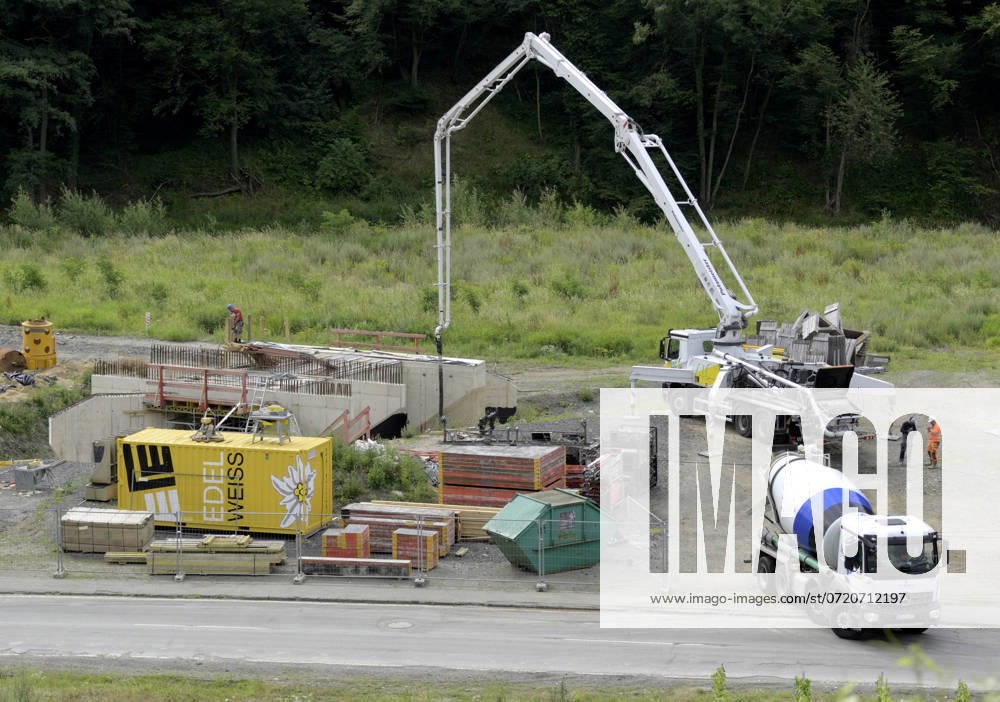 DEU , DEUTSCHLAND : Nach der Flutkatastrophe Unwetterkatastrophe im Ahrtal im Juli 2021 baut die Bahn AG die Ahrtalbahn neu , hier in Marienthal , 17.07.2024 DEU , GERMANY : After the flood disaster in the Ahr valley in July 2021 the Deutsche Bahn AG is rebuilding the destroyed Ahr valley train line , here in Marienthal