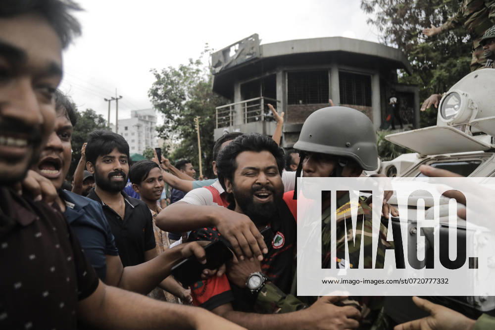 Bangladesch, Proteste in Dhaka Bangladeshi People Celebrate after PM fleeing People gather to celebrate the fall of Bangladesh Prime Minister Sheikh Hasina after intense clash between police, pro government stunts and Anti-Quota protesters in Dhaka, Bangladesh, August 5, 2024. Dhaka Dhaka Bangladesh