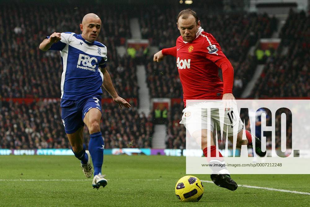 Football - Premier League - Manchester United vs. Birmingham City Stephen Carr of Birmingham City (L) chases down Wayne Rooney of Manchester United at Old Trafford