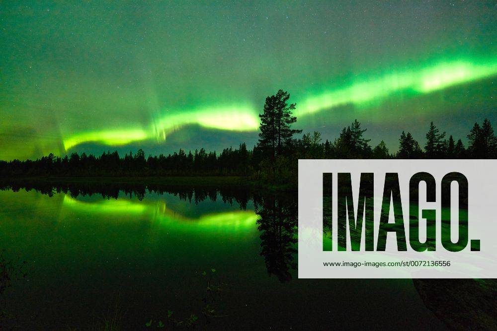 Nordlicht (Aurora borealis) spiegelt sich in einem See, Norrbotten, Lappland, Schweden, September 2015 McPGUN McPGUN