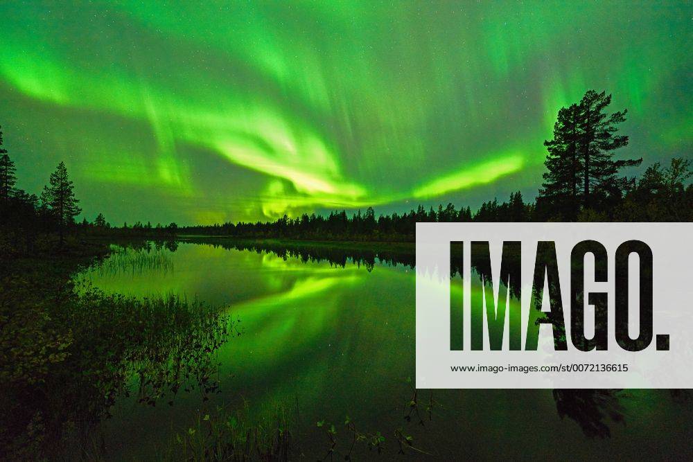 Nordlicht (Aurora borealis) spiegelt sich in einem See, Norrbotten, Lappland, Schweden, September 2015 McPGUN McPGUN