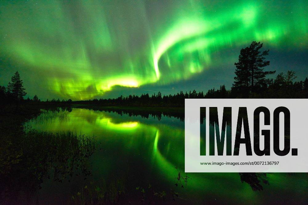 Nordlicht (Aurora borealis) spiegelt sich in einem See, Norrbotten, Lappland, Schweden, September 2015 McPGUN McPGUN