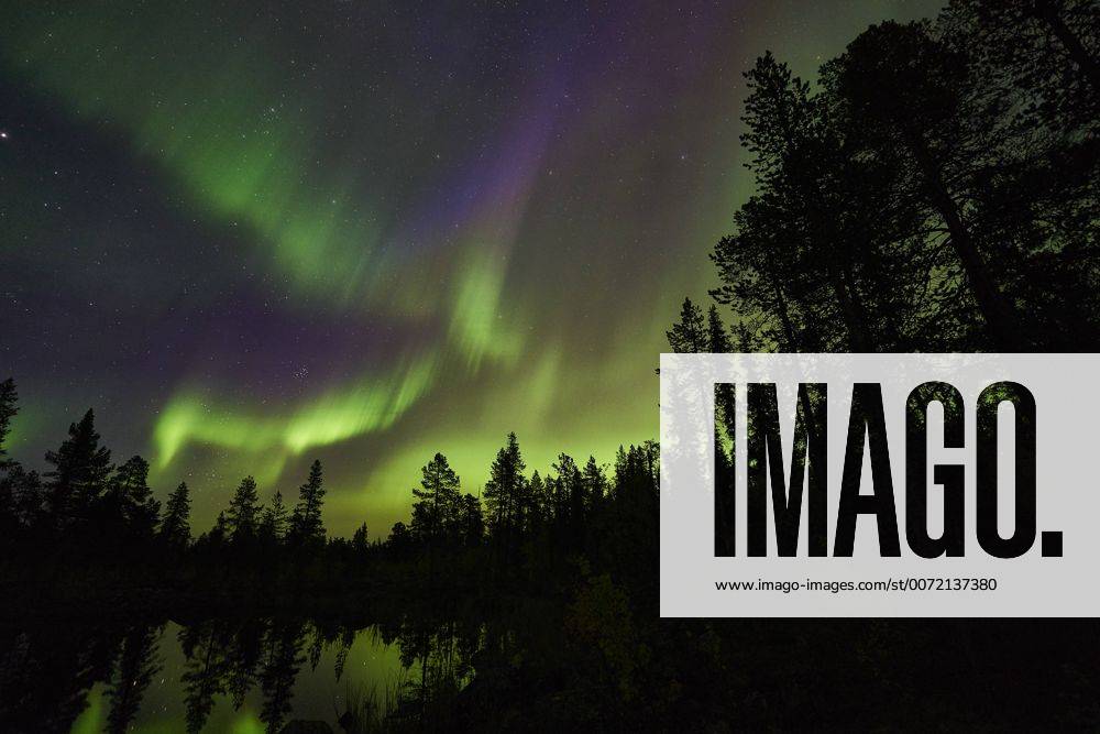 Nordlicht (Aurora borealis) spiegelt sich in einem See, Norrbotten, Lappland, Schweden, September 2015 McPGUN McPGUN