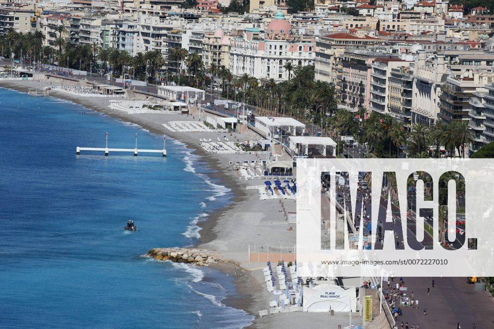Anschlag in Nizza - Strand am Morgen nach der Tat 209561 Francois Glories Starface 2016-07-15 Nice France Attentat terroriste à Nice: Atmosphères sur la plage et la promenade. _sans_perso